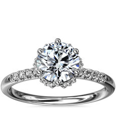 14k 白金小巧微密釘搭隱藏鑽石光環訂婚戒指（1/8 克拉總重量）